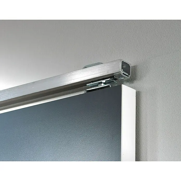Hettich Laufschiene TopLine 8plus - Länge: 2.000 mm, Traglast: 80 kg - Detailaufnahme einer grauen Schiebetür mit Aluminiumrahmen und Schiebesystem an einer Wand.