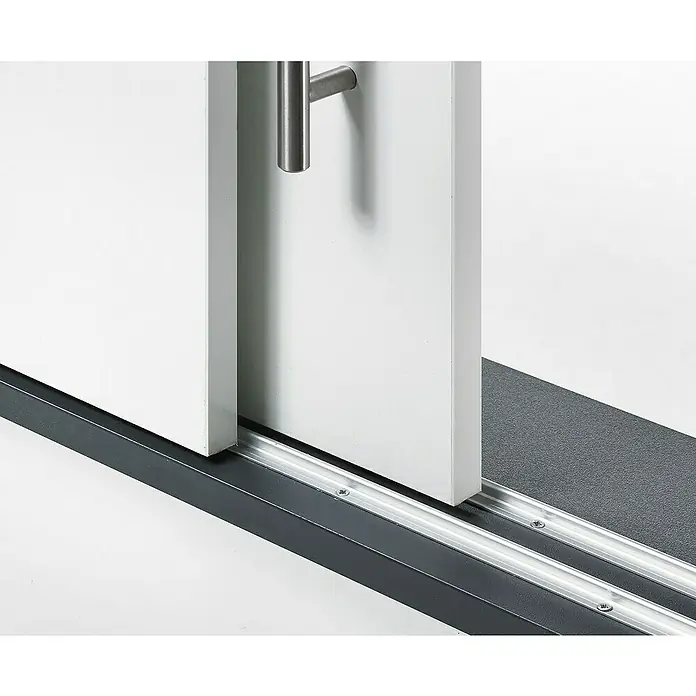 Hettich Laufschiene SlideLine 12 - Länge: 2.000 mm, Traglast: 25 kg - Detailaufnahme einer Schiebetür mit silberfarbenem Griff und Schienen, die Funktionalität und modernes Design vereint.