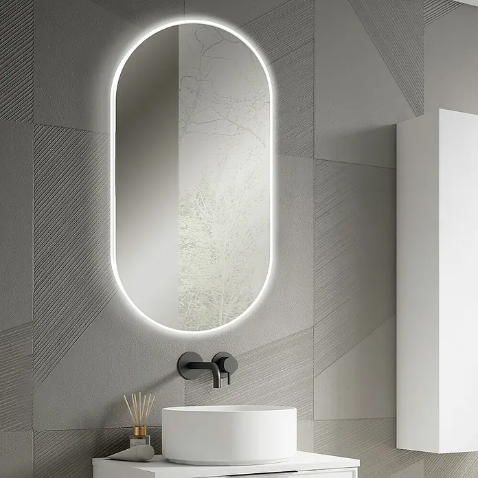 Espejo con luz Elegant - An x Al: 45 x 90 cm, Blanco frío, Ovalada - Un baño moderno con un espejo ovalado iluminado sobre un lavabo redondo con grifería negra mate.
