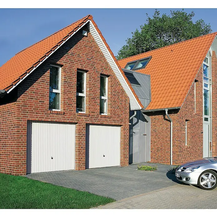 Hörmann Garagentor Berry N80 M902 - 2.750 x 2.125 mm, Verkehrsweiß, Glatt - Doppelgarage mit weißen Toren und rotem Backsteingebäude. Helle, freundliche Optik und praktische Bauweise.