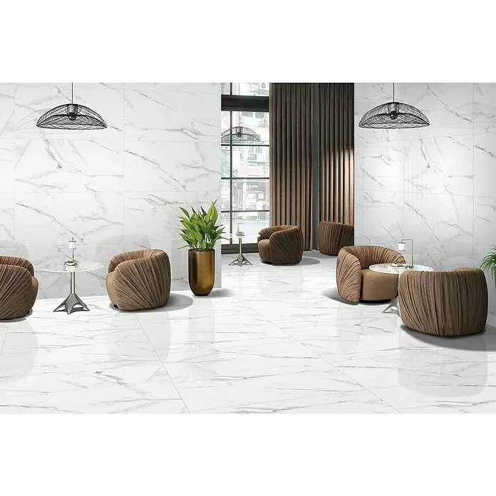 Feinsteinzeugfliese Calacatta - 60 x 120 cm, Weiß/Gold, Glänzend - Elegantes Interieur mit glänzenden weißen Marmorfliesen, die den Raum aufhellen und ein luxuriöses Ambiente schaffen. Moderne Sitzgelegenheiten ergänzen das Design.