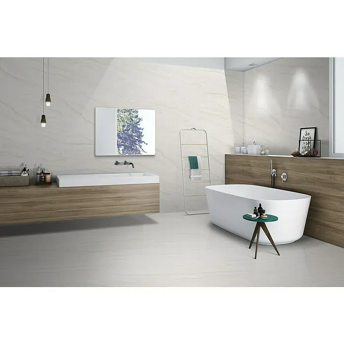 Feinsteinzeugfliese Marbella Bianco - 60 x 120 cm, Bianco, Glänzend - Elegantes Badezimmer-Interieur mit freistehender Badewanne, Holzelementen und sanften Farbtönen für eine entspannende Atmosphäre.