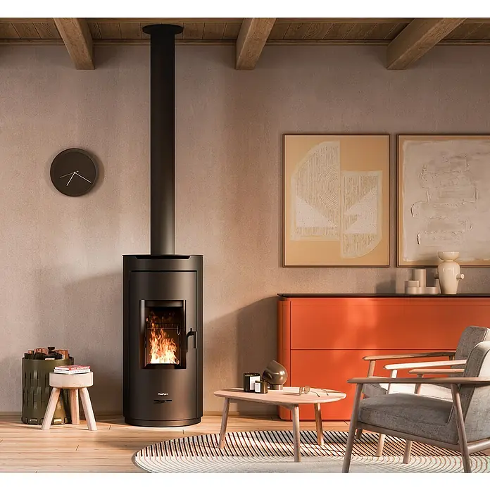 FreePoint Estufa de leña Eos - 8 kW, Volumen de calefacción: 224 m³, Metal Negro - Una estufa de pellets moderna de Freepoint, que añade calidez y estilo a cualquier espacio habitable. La estufa está situada en un ambiente acogedor.