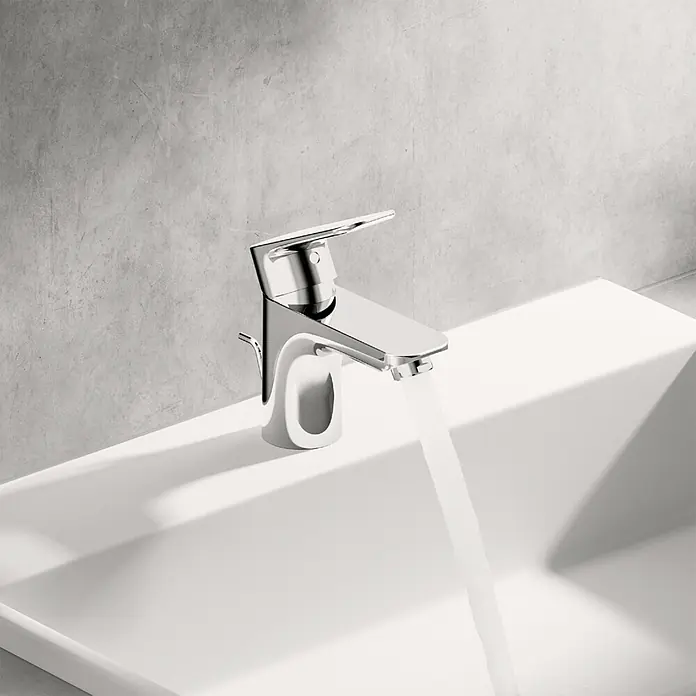 Hansa Pico Waschtischarmatur S-Size Coldstart - Ausladung Armatur: 101 mm, Chrom - Moderne Chrom-Waschtischarmatur mit klaren Linien und fließendem Wasser in einem minimalistischen Badezimmer.