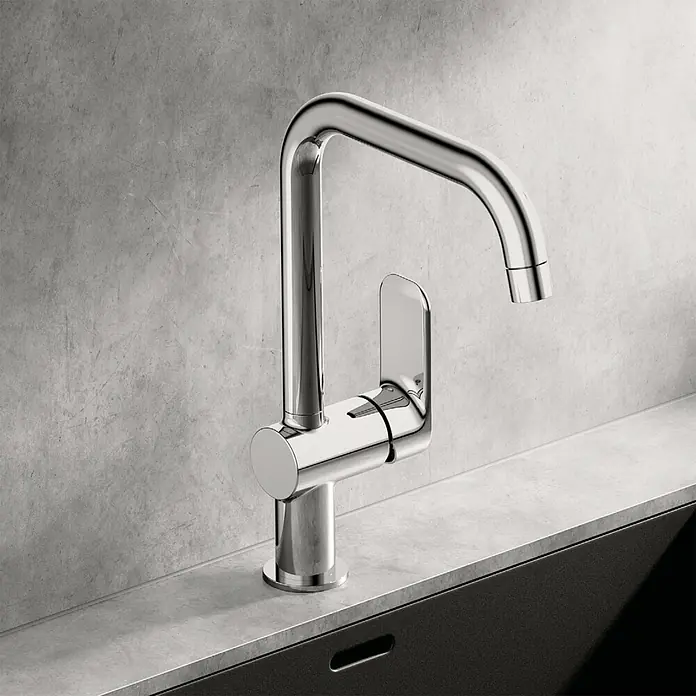 Hansa Pico Waschtischarmatur - Chrom, Ohne Ablaufgarnitur - Elegante Chromarmatur vor einer grauen Wand. Das glänzende Designelement wertet jede moderne Küche auf. Zeitlose Ästhetik vereint mit Funktionalität.