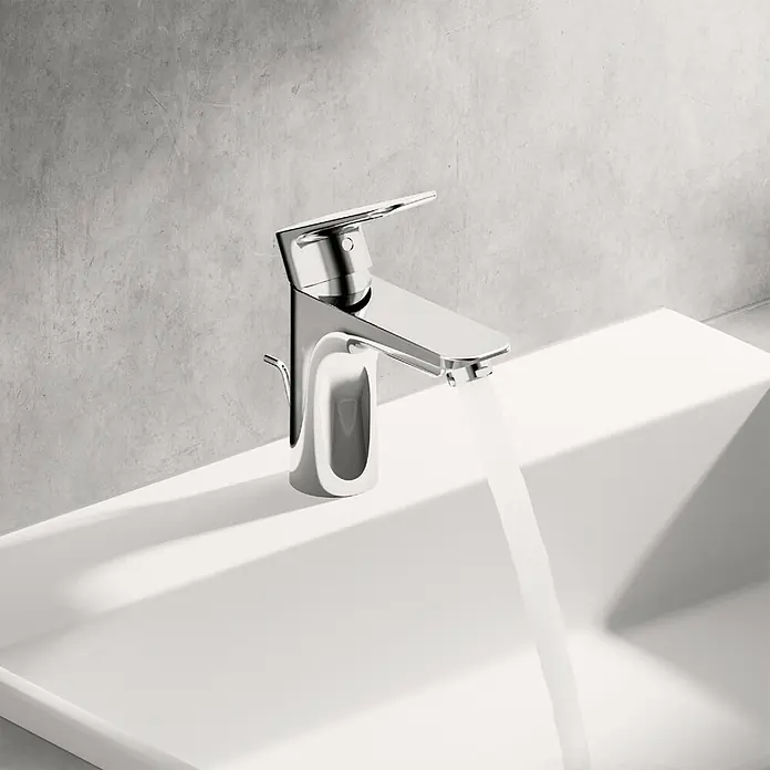 Hansa Pico Waschtischarmatur M-Size Coldstart - Ausladung Armatur: 112 mm, Chrom - Elegante Chromarmatur auf einem weißen Waschbecken mit fließendem Wasser. Die moderne Armatur ist ein Blickfang im Badezimmer.