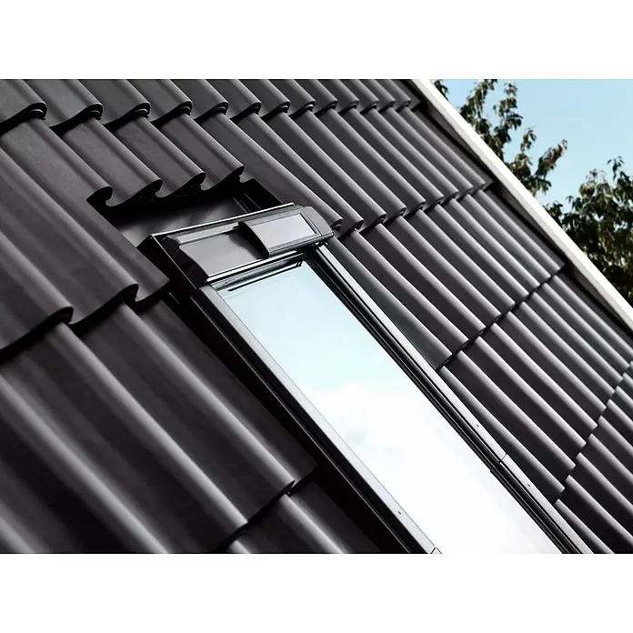 Velux Solar-Nachrüst-Set KSX 100K - Passend für: VELUX Schwingfenster GGU/GGL CK04 – UK10 - Nahaufnahme eines Dachfensters, das in ein dunkles Ziegeldach integriert ist, und einen Blick auf den blauen Himmel durch die Glasscheibe bietet.