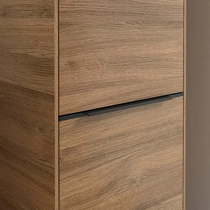 Villeroy & Boch Subway 3.0 Hochschrank - B x T x H: 40 x 36,2 x 171 cm, 2x Tür, Kansas Oak, Farbe Griff: Volcano black, DIN Anschlag: Rechts - Nahaufnahme eines Holzschranks mit einem eleganten, schwarzen Griff. Das Möbelstück besticht durch seine natürliche Maserung und moderne Optik.
