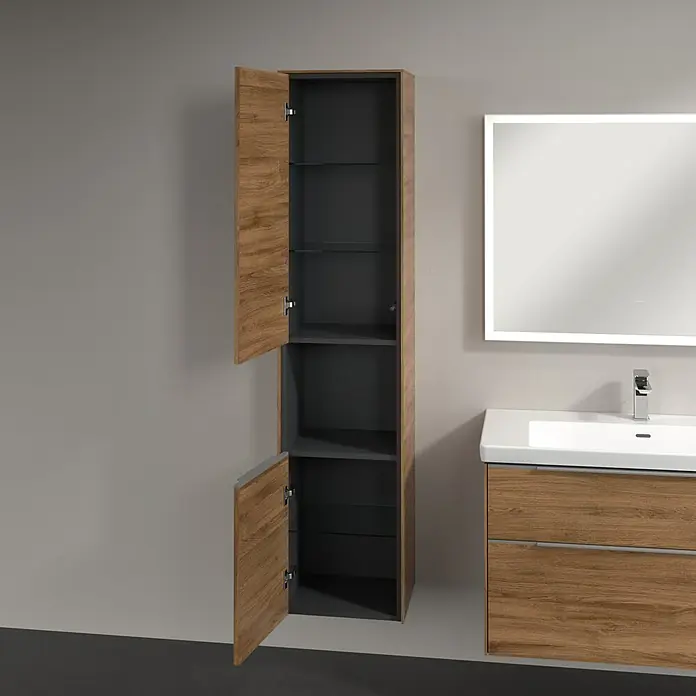 Villeroy & Boch Subway 3.0 Hochschrank - B x T x H: 40 x 36,2 x 171 cm, 1x offenes Fach, 2x Tür, Kansas Oak, Farbe Griff: Aluminium glänzend, DIN Anschlag: Links - Badezimmer-Interieur mit einem offenen Holzschrank mit dunklen Innenfächern, ergänzt durch ein Waschbecken und einen Spiegel.