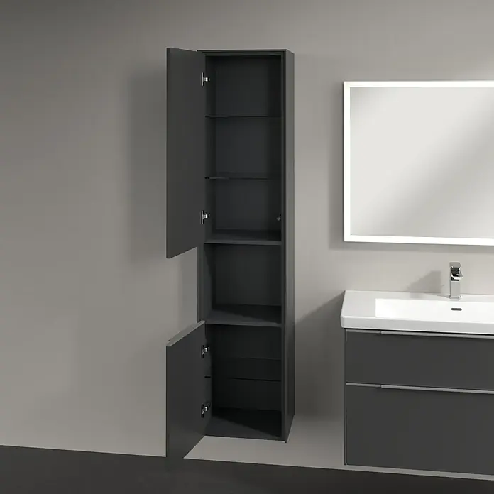 Villeroy & Boch Subway 3.0 Hochschrank - B x T x H: 40 x 36,2 x 171 cm, 1x offenes Fach, 2x Tür, Graphite, Farbe Griff: Aluminium glänzend, DIN Anschlag: Links - Ein grauer Badezimmerschrank mit offenen Türen, der seine Glasablagen und den Stauraum zeigt, neben einem Waschbeckenunterschrank.