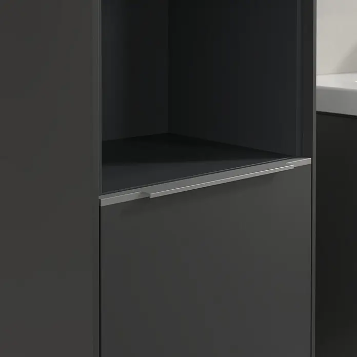 Villeroy & Boch Subway 3.0 Hochschrank - B x T x H: 40 x 36,2 x 171 cm, 1x offenes Fach, 2x Tür, Graphite, Farbe Griff: Aluminium glänzend, DIN Anschlag: Links - Nahaufnahme eines modernen Badezimmerschranks in dunklem Anthrazit mit einer Schublade mit einem eleganten silbernen Griff.