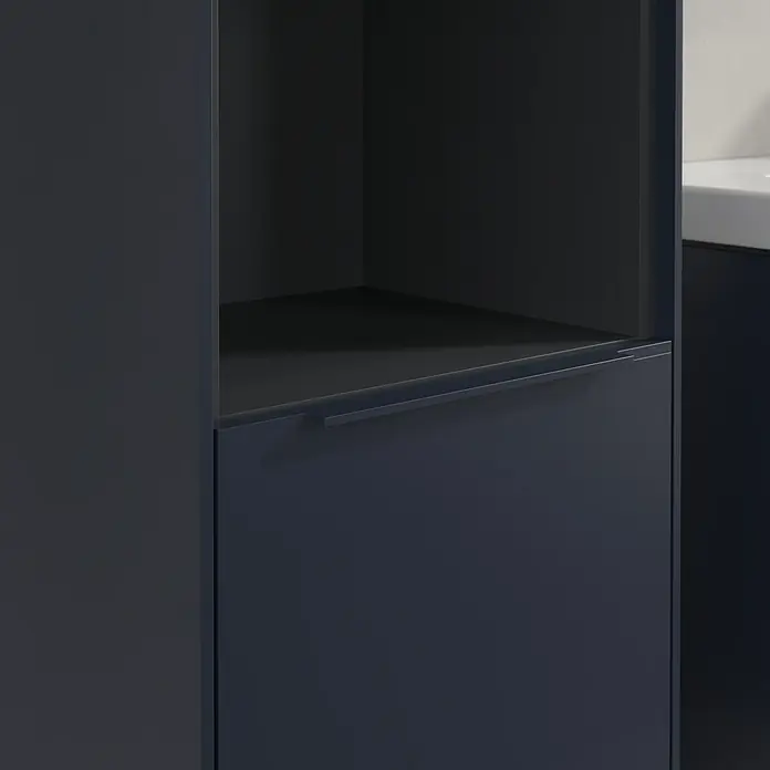 Villeroy & Boch Subway 3.0 Hochschrank - B x T x H: 40 x 36,2 x 171 cm, 1x offenes Fach, 2x Tür, Marine Blue, Farbe Griff: Marine Blue, DIN Anschlag: Links - Nahaufnahme eines modernen, dunkelblauen Badezimmerschranks mit offenem Fach, der stilvollen Stauraum bietet.
