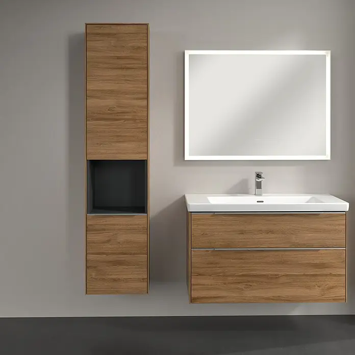 Villeroy & Boch Subway 3.0 Hochschrank - B x T x H: 40 x 36,2 x 171 cm, 1x offenes Fach, 2x Tür, Kansas Oak, Farbe Griff: Aluminium glänzend, DIN Anschlag: Links - Elegantes Badezimmer-Set mit Holzstruktur, bestehend aus einem Waschtisch mit Unterschrank, einem Hängeschrank und einem Spiegel mit Beleuchtung.