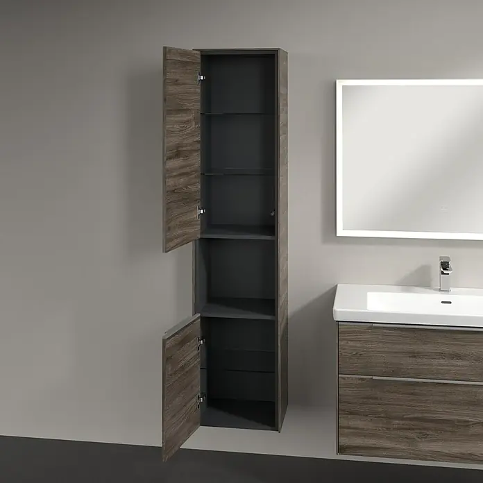 Villeroy & Boch Subway 3.0 Hochschrank - B x T x H: 40 x 36,2 x 171 cm, 1x offenes Fach, 2x Tür, Stone Oak, Farbe Griff: Aluminium glänzend, DIN Anschlag: Links - Ein Badezimmer-Hochschrank mit offen stehenden Holztüren und Glasregalen, neben einem Waschbecken mit Spiegel, bietet stilvollen Stauraum.