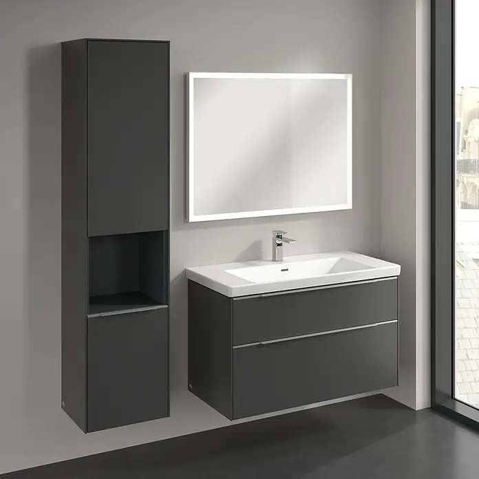 Villeroy & Boch Subway 3.0 Hochschrank - B x T x H: 40 x 36,2 x 171 cm, 1x offenes Fach, 2x Tür, Graphite, Farbe Griff: Aluminium glänzend, DIN Anschlag: Links - Elegantes Badezimmer-Set mit einem Waschtischunterschrank in Anthrazit und einem hochformatigen Hängeschrank, abgerundet durch einen beleuchteten Spiegel.