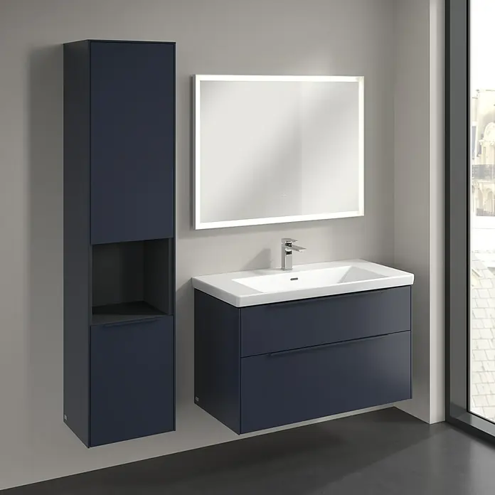 Villeroy & Boch Subway 3.0 Hochschrank - B x T x H: 40 x 36,2 x 171 cm, 1x offenes Fach, 2x Tür, Marine Blue, Farbe Griff: Marine Blue, DIN Anschlag: Links - Badezimmer-Ensemble mit marineblauem Waschtischunterschrank, passendem Hochschrank und beleuchtetem Spiegel für ein stilvolles Ambiente.