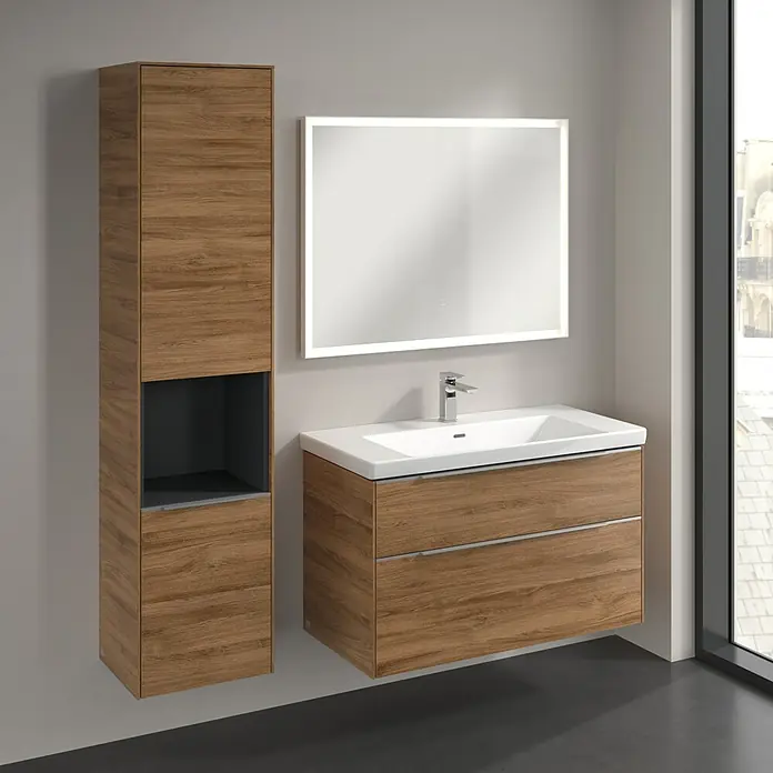 Villeroy & Boch Subway 3.0 Hochschrank - B x T x H: 40 x 36,2 x 171 cm, 1x offenes Fach, 2x Tür, Kansas Oak, Farbe Griff: Aluminium glänzend, DIN Anschlag: Links - Modernes Badezimmerensemble mit Waschtischunterschrank, Hochschrank und beleuchtetem Spiegel in Holzoptik für ein stilvolles Ambiente.