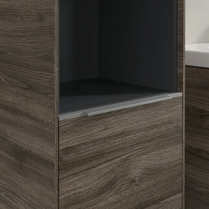 Villeroy & Boch Subway 3.0 Hochschrank - B x T x H: 40 x 36,2 x 171 cm, 1x offenes Fach, 2x Tür, Stone Oak, Farbe Griff: Aluminium glänzend, DIN Anschlag: Links - Detailaufnahme eines modernen Holzschranks mit offenem Fach und Schublade. Das dunkle Holzfurnier und die schlichte Gestaltung unterstreichen das Design.