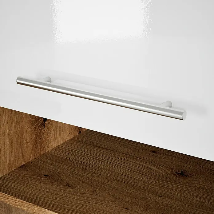Respekta Cocina esquinera Hilde - Ancho: 280 cm, Blanco, Mate, Efecto madera, Con electrodomésticos - Primer plano de un mueble moderno con frentes blancos y un tirador de metal cepillado sobre una superficie de madera.