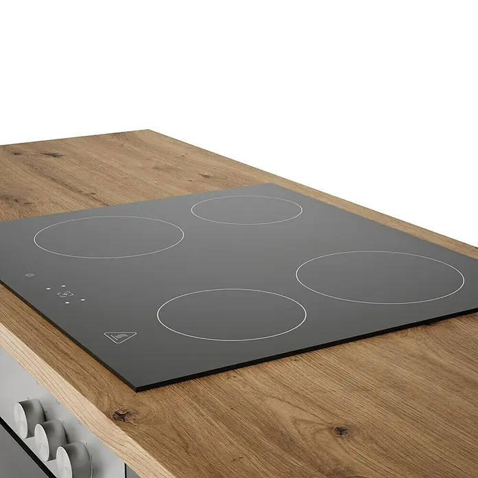 Respekta Cocina esquinera Hilde - Ancho: 220 cm, Gris, Mate, Efecto madera, Con electrodomésticos - Primer plano de una moderna placa de cocción negra con cuatro zonas de cocción y mandos sobre una encimera de madera.