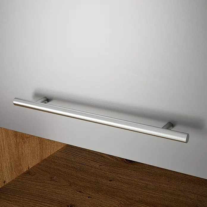 Respekta Cocina esquinera Hilde - Ancho: 250 cm, Gris, Mate, Efecto madera, Con electrodomésticos - Primer plano de un tirador de mueble elegante y alargado hecho de metal cepillado, montado sobre una superficie lisa y blanca, mostrando un diseño moderno.