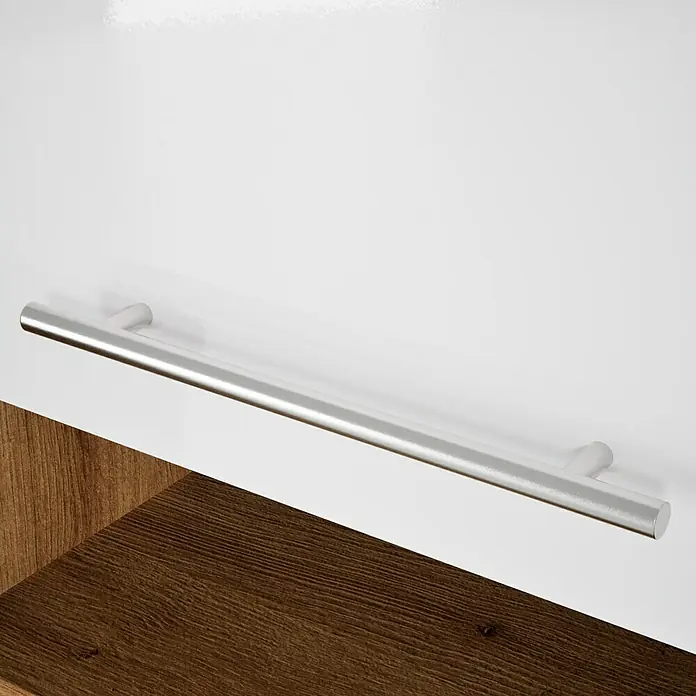 Respekta Composición de cocina Hilde - Ancho: 280 cm, Blanco, Con electrodomésticos - Primer plano de un tirador de cajón plateado en un tocador blanco, con una superficie de madera debajo.