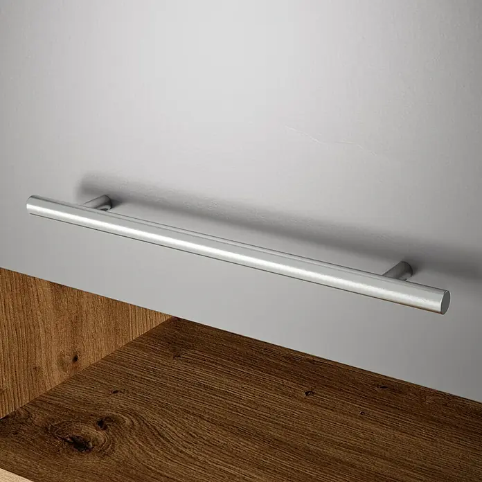 Respekta Cocina compacta Hilde - Ancho: 220 cm, Gris, Se pueden montar de forma intercambiable, Con electrodomésticos - Primer plano de un tirador de mueble moderno de acero inoxidable sobre un frente gris, con una superficie de madera debajo.