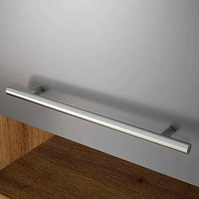 Respekta Composición de cocina Hilde - Ancho: 280 cm, Gris, Con electrodomésticos - Primer plano de un armario moderno con un tirador plateado elegante. La chapa de madera del armario añade un toque cálido al diseño.