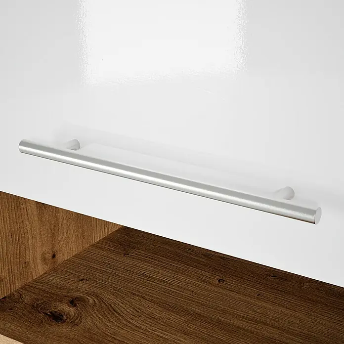 Respekta Cocina compacta Hilde - Ancho: 220 cm, Blanco, Se pueden montar de forma intercambiable, Con electrodomésticos - Primer plano de un mueble blanco con un tirador largo plateado. La chapa de madera debajo proporciona un cálido contraste.