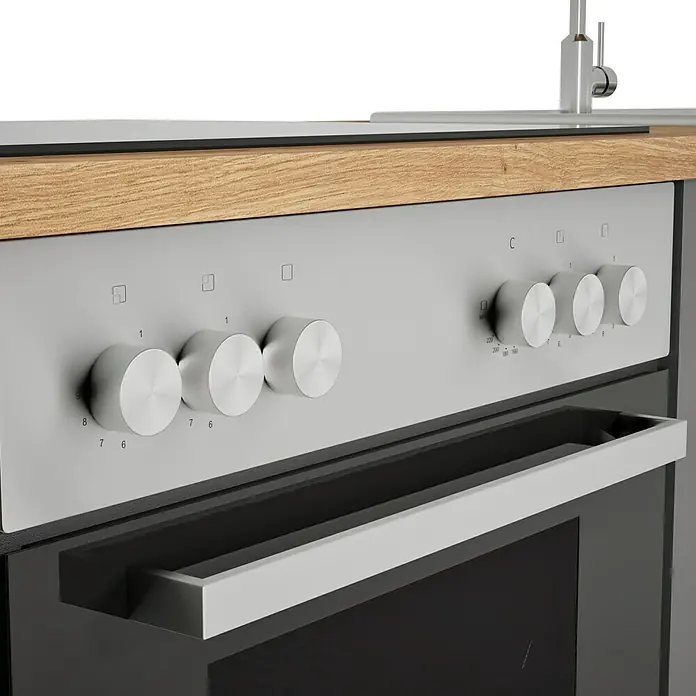 Respekta Cocina compacta Hilde - Ancho: 220 cm, Gris, Se pueden montar de forma intercambiable, Con electrodomésticos - Primer plano de un horno moderno con mandos giratorios y un asa, integrado en una superficie de madera clara.