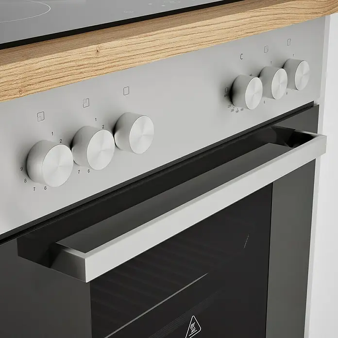 Respekta Composición de cocina Hilde - Ancho: 310 cm, Blanco, Con electrodomésticos - Primer plano de un horno gris moderno con botones y puerta de vidrio negra, integrado en una encimera de madera clara.