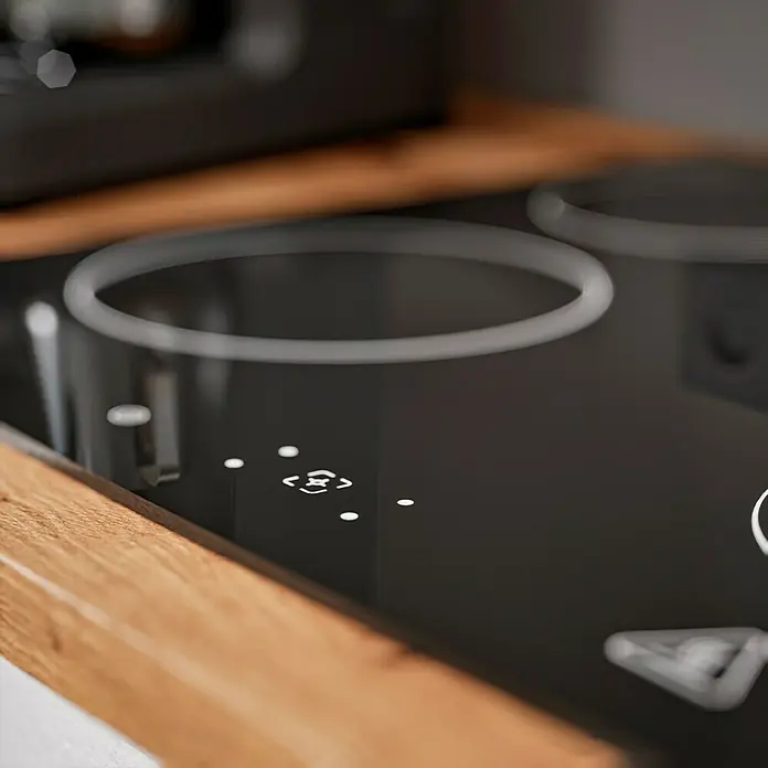 Respekta Composición de cocina Hilde - Ancho: 250 cm, Blanco, Con electrodomésticos - Primer plano de una cocina de vitrocerámica negra moderna con paneles de control y detalles en madera, mostrando un diseño elegante.