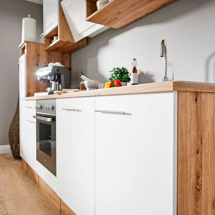 Respekta Composición de cocina Hilde - Ancho: 250 cm, Blanco, Con electrodomésticos - Elegante cocina con frentes de armarios blancos y una encimera con aspecto de madera, creando un ambiente moderno y cálido.