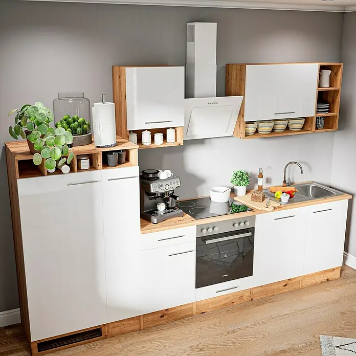 Respekta Composición de cocina Hilde - Ancho: 310 cm, Blanco, Con electrodomésticos - Vista de la cocina con armarios blancos, encimera con aspecto de madera y un fregadero de acero inoxidable. Electrodomésticos como cafetera y horno.
