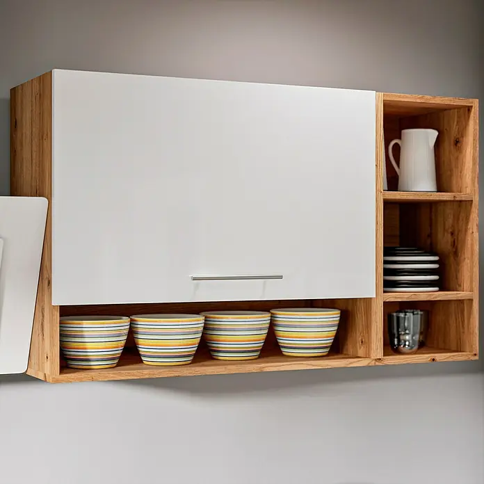 Respekta Composición de cocina Hilde - Ancho: 310 cm, Blanco, Con electrodomésticos - Un armario de cocina de madera con puerta blanca, estanterías abiertas y decoraciones como tazas y platos, ofreciendo almacenamiento y estilo.