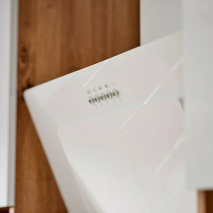 Respekta Composición de cocina Hilde - Ancho: 310 cm, Blanco, Con electrodomésticos - Primer plano de la campana extractora blanca con los mandos plateados para controlarla.