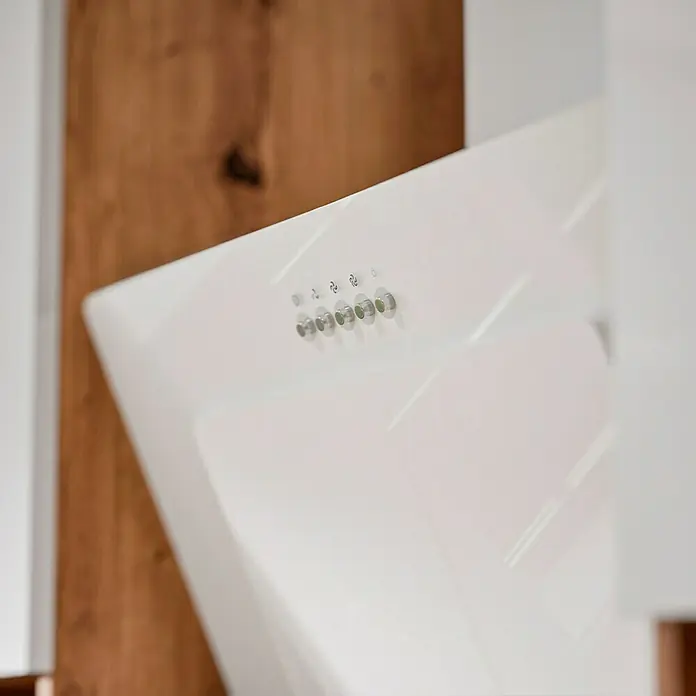 Respekta Composición de cocina Hilde - Ancho: 280 cm, Blanco, Con electrodomésticos - Primer plano de una campana extractora blanca moderna con controles plateados, sobre un fondo de panel de madera.