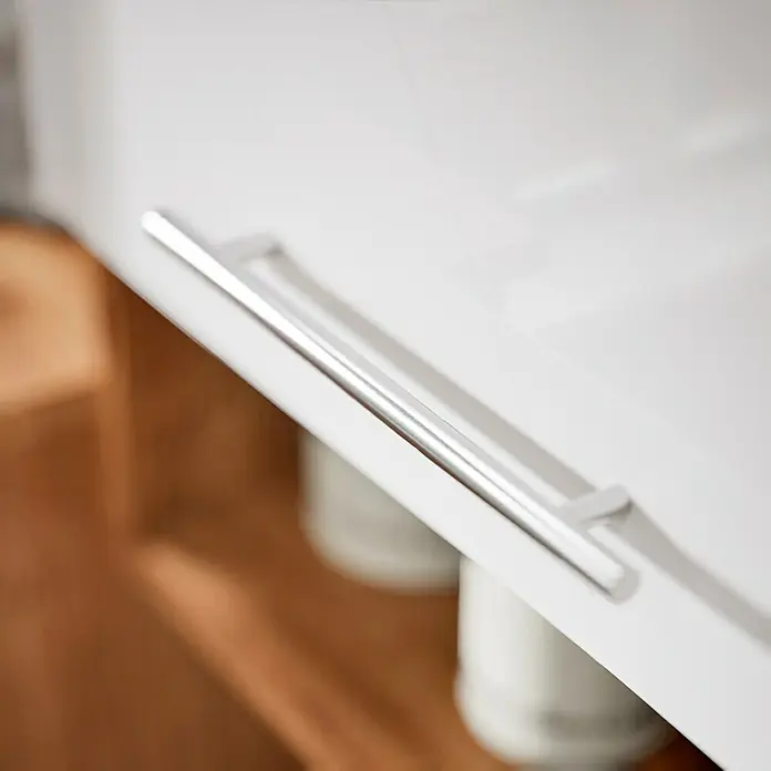 Respekta Composición de cocina Hilde - Ancho: 310 cm, Blanco, Con electrodomésticos - Primer plano de un moderno tirador de metal en una elegante puerta de armario blanca, que añade un toque de estilo.