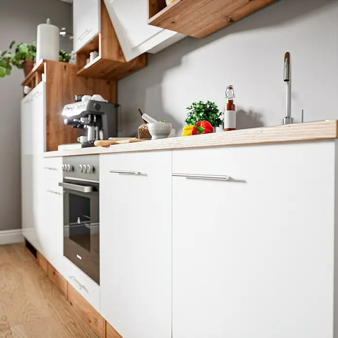 Respekta Composición de cocina Hilde - Ancho: 310 cm, Blanco, Con electrodomésticos - Detalle de cocina con armarios blancos, estantes de madera y electrodomésticos modernos, que muestran un diseño de cocina elegante.