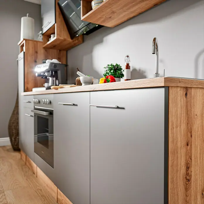 Respekta Composición de cocina Hilde - Ancho: 250 cm, Gris, Con electrodomésticos - Una cocina moderna con armarios grises, una encimera de madera y estantes. Un diseño de cocina elegante y funcional.