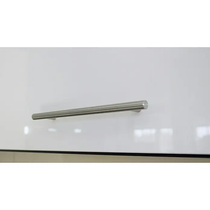 Respekta Premium Küchenzeile RP220ESCBO - Breite: 220 cm, Schwarz, Mit Elektrogeräten - Nahaufnahme eines modernen, horizontalen Edelstahlgriffs an einer glänzenden, weißen Schranktür, der Funktionalität und elegantes Design vereint.