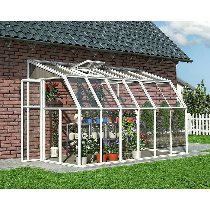 Palram – Canopia Terraza Solarium Sun Room - Medidas ext. (An x Pr): 386 x 200 cm, Plástico, Blanco - Un invernadero adosado con plantas en macetas, unido a una casa, proporciona un ambiente ideal para el cultivo y crecimiento de plantas.
