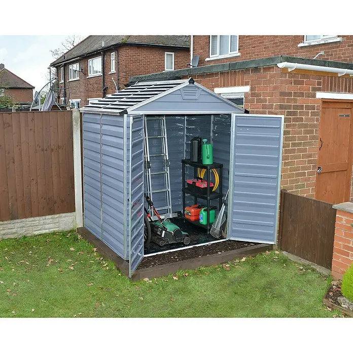 Palram – Canopia Caseta de jardín Skylight - Medidas ext. (An x Pr): 185,5 x 154 cm, Plástico, Antracita/gris - Cobertizo de jardín de plástico con puertas abiertas, en cuyo interior hay una escalera, una estantería con herramientas de jardinería y un cortacésped.