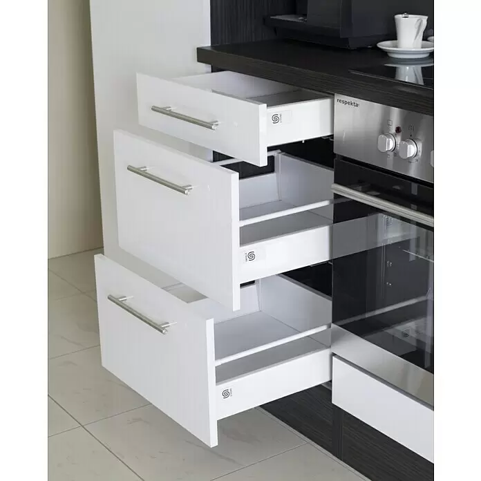 Respekta Premium Composición de cocina Amanda - Ancho: 300 cm, Roble/Blanco, Con electrodomésticos - Tres cajones de cocina blancos y brillantes con tiradores plateados, parcialmente abiertos para mostrar el espacio de almacenamiento.