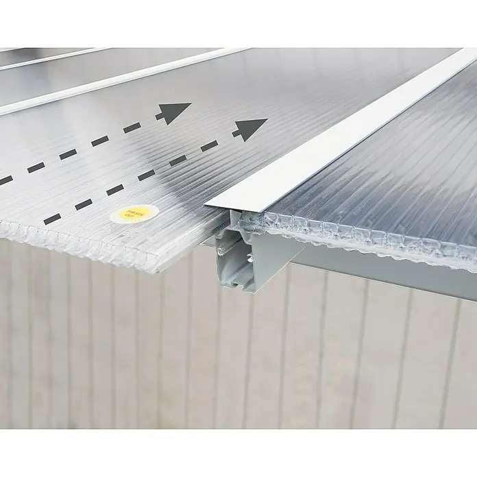 Palram – Canopia Marquesina adosada Olympia - An x Pr: 305 x 300 cm, Blanco tráfico, Policarbonato, Transparente - Detalle de un panel de techo de policarbonato asegurado en un marco de aluminio, mostrando la construcción del material.