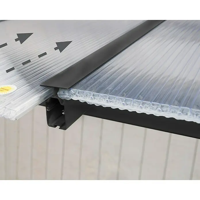 Palram – Canopia Marquesina adosada Olympia - An x Pr: 425 x 300 cm, Gris antracita, Policarbonato, Transparente - Primer plano de una lámina de policarbonato con marco negro y cinta selladora. El cartel indica la orientación correcta.