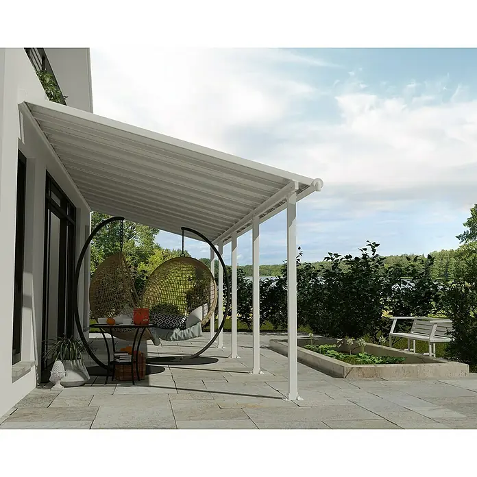 Palram – Canopia Marquesina adosada Olympia - An x Pr: 850 x 300 cm, Blanco tráfico, Policarbonato, Transparente - Una cubierta de patio moderna con sillas colgantes y vistas al lago ofrece una zona de estar al aire libre elegante y sombreada.