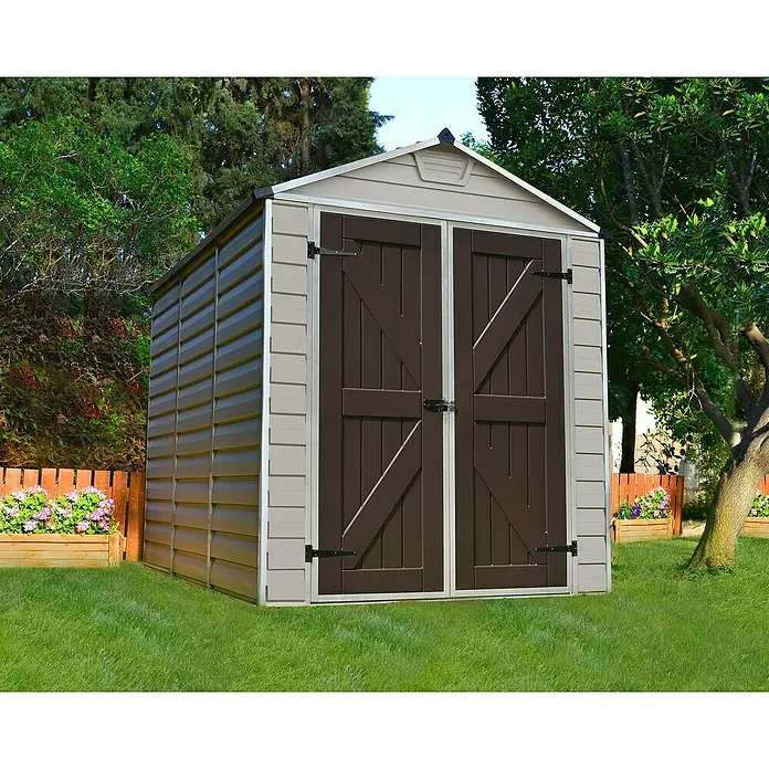 Palram – Canopia Caseta de jardín Skylight - Medidas ext. (An x Pr): 185 x 229 cm, Plástico, Beige/Marrón - Una caseta de jardín espaciosa en marrón y beige, ideal para guardar herramientas de jardinería y equipos de exterior.