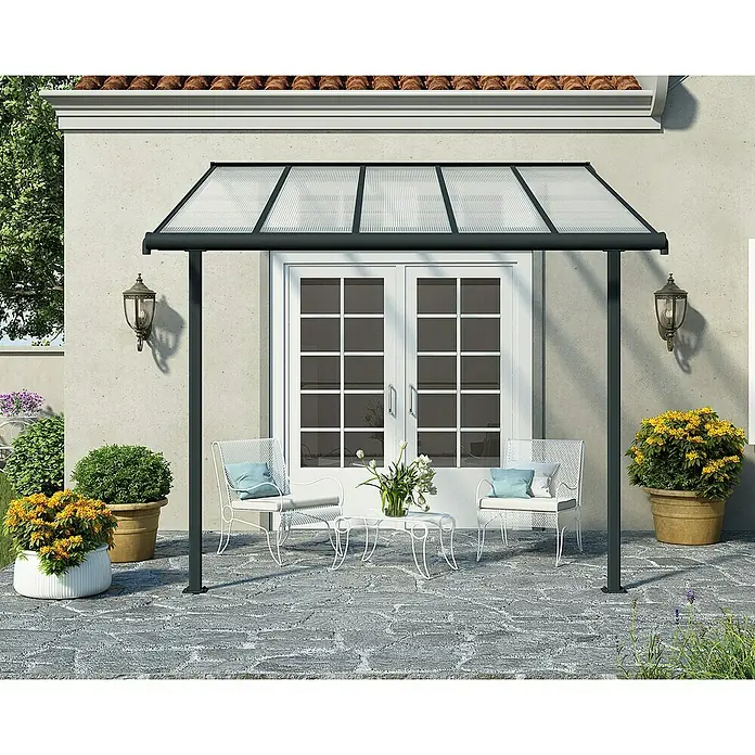 Palram – Canopia Marquesina adosada Sierra - An x Pr: 314 x 299 cm, Antracita, Policarbonato, Gris - Imagen de una cubierta de patio moderna con líneas limpias y un techo transparente, que permite que entre luz natural.