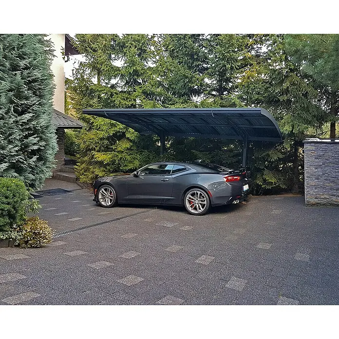 Palram – Canopia Carport Arizona Wave - Medidas ext. (An x Pr): 289 x 495 cm, Carport individual, Gris - Chevrolet Camaro gris aparcado bajo un elegante carport, rodeado de exuberante vegetación. El diseño deportivo del coche se complementa con el refugio moderno.